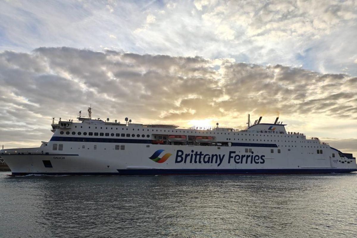Brittany Ferries Fähre im Hafen von Cherbourg