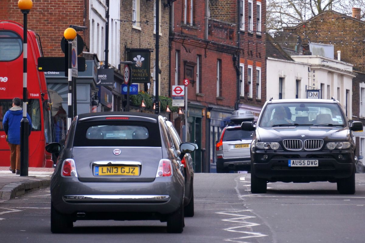 Autofahren in London im dichten Verkehr der Innenstadt