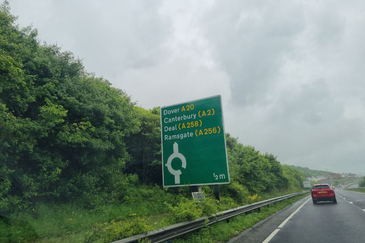 Nach dem Verlassen des Eurotunnels gilt in England sofort Linksverkehr