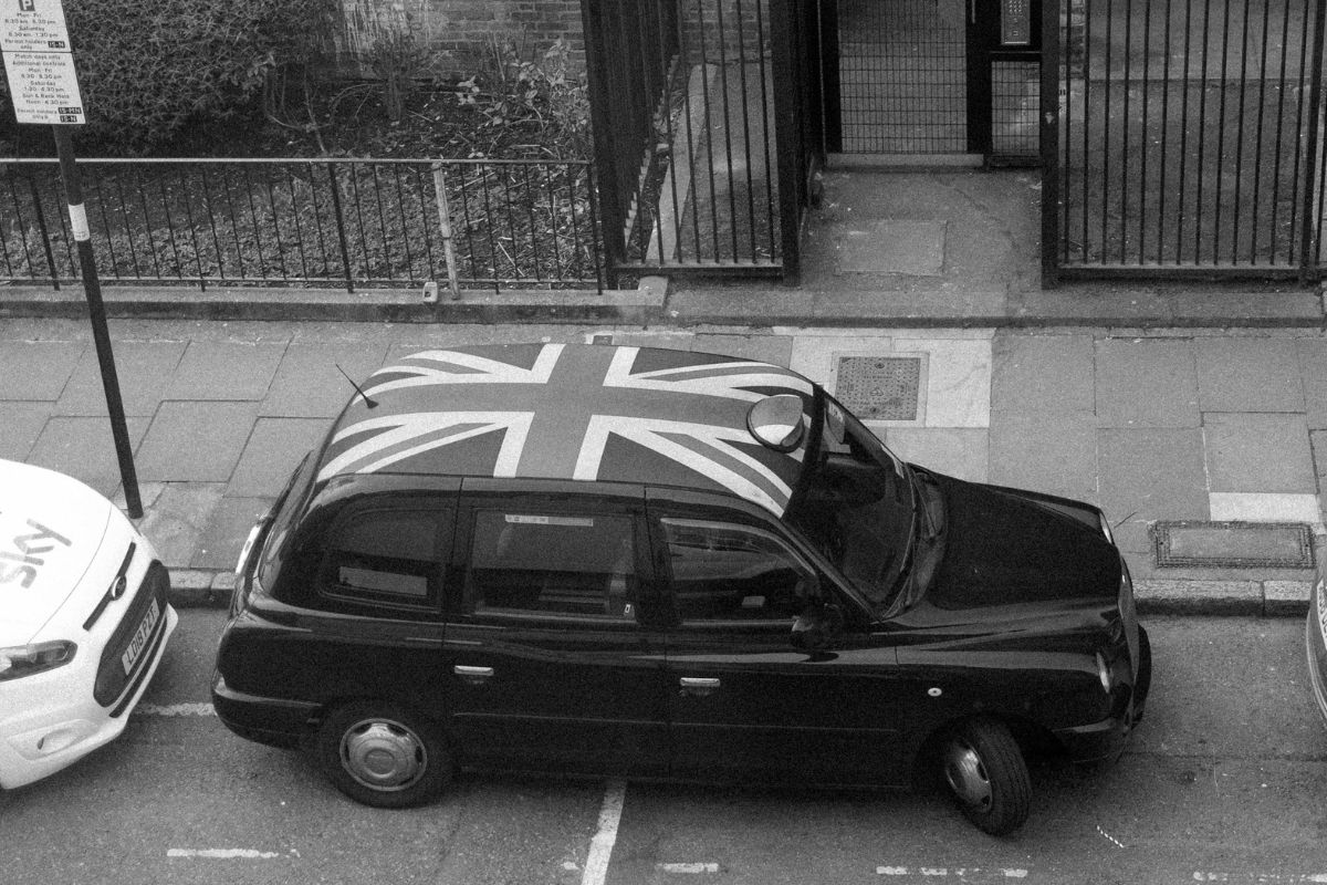 Geparkte Autos am Straßenrand in London, Parken in der Innenstadt
