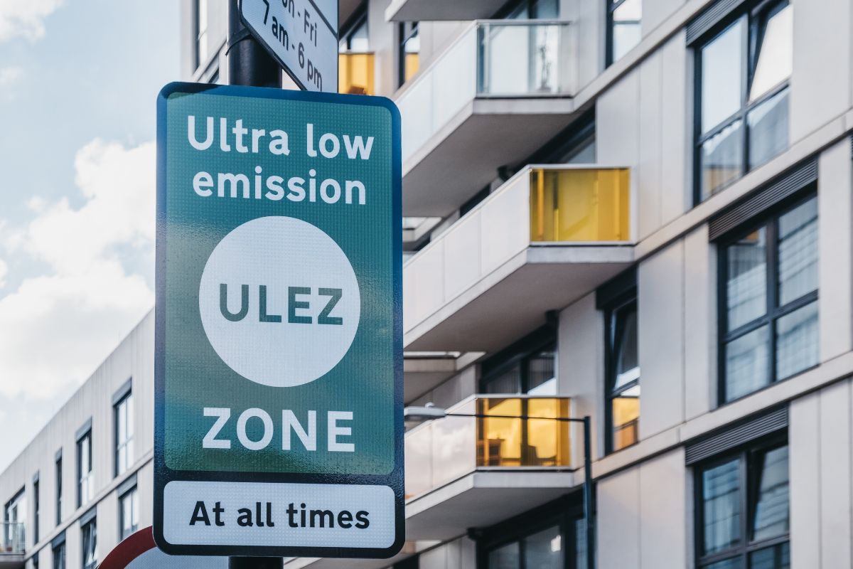 Hinweisschild und Fahrbahnmarkierung der Congestion Charge Zone in London