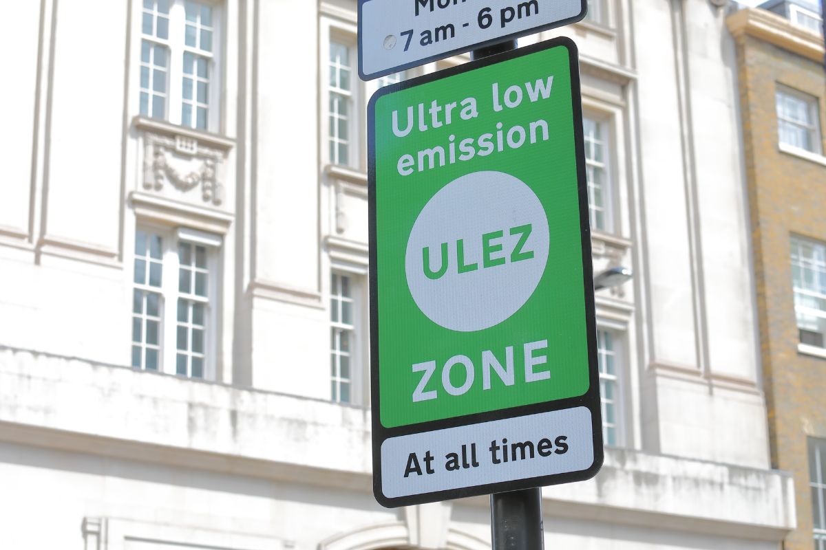 ULEZ Schild und Überwachungskamera in London zur Ultra Low Emission Zone