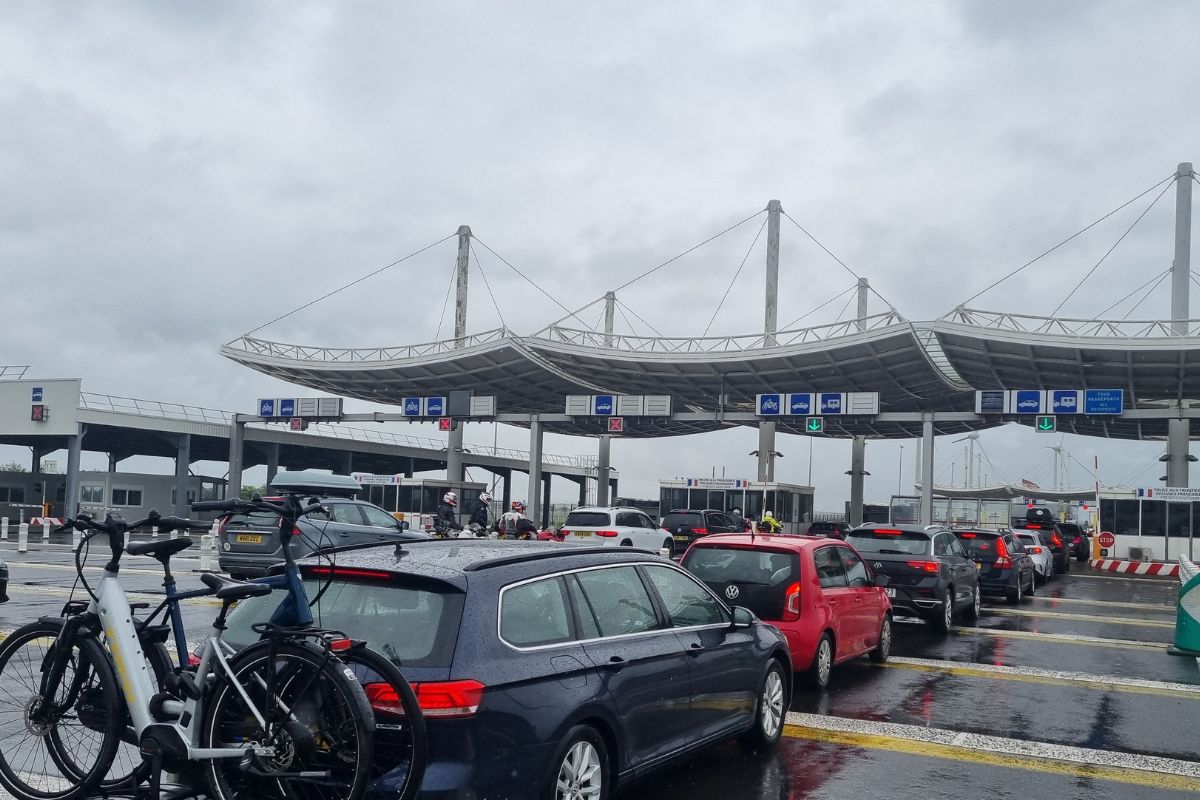 Auto bei der Zollkontrolle am LeShuttle Terminal für den Tunnel nach England