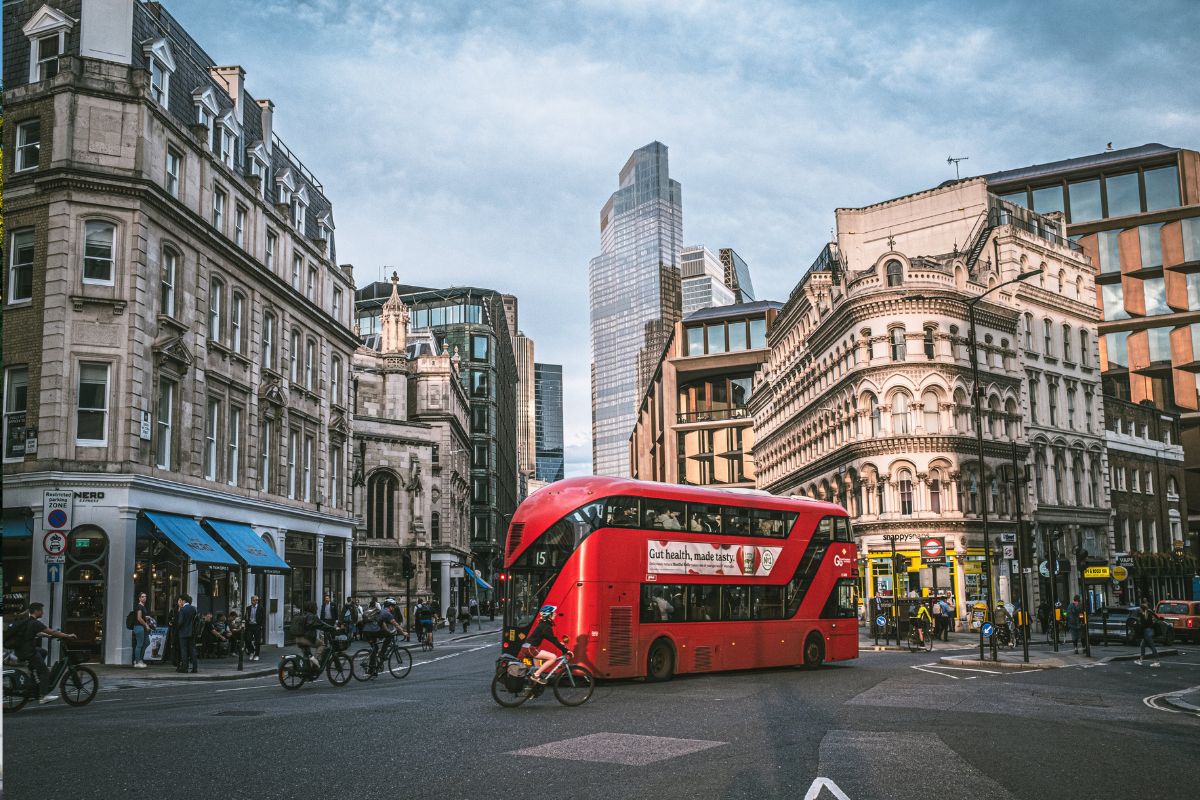 Roter Doppeldeckerbus in London, öffentlicher Nahverkehr als Alternative zum Auto
